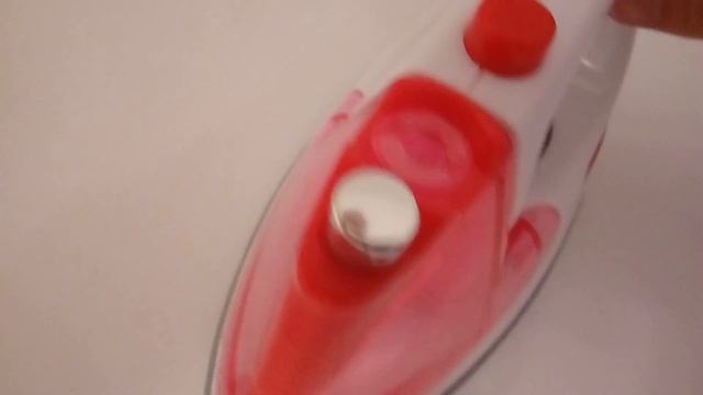 Детский утюг на батарейках, звук шипения воды, можно заливать и брызгать водой смотреть онлайн