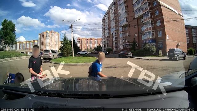 В Красноярске дети скрутили колпачки у машин из-за челленджа в TikTok смотреть онлайн