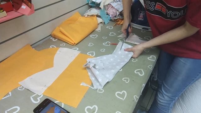 Рабочий процесс. Выкраивем подушку - лису. смотреть онлайн