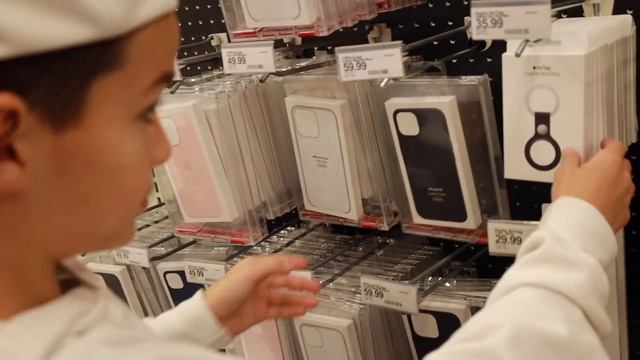 SHOPPING FOR SIBLING GIFT EXCHANGE | GOOD GIFT VS BAD GIFT CHRISTMAS PRESENT SHOPPING FOR SIBLINGS смотреть онлайн