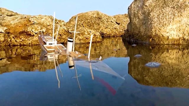 The cardboard ship is sinking, underwater shooting of the sinking of the RC homemade boat model смотреть онлайн