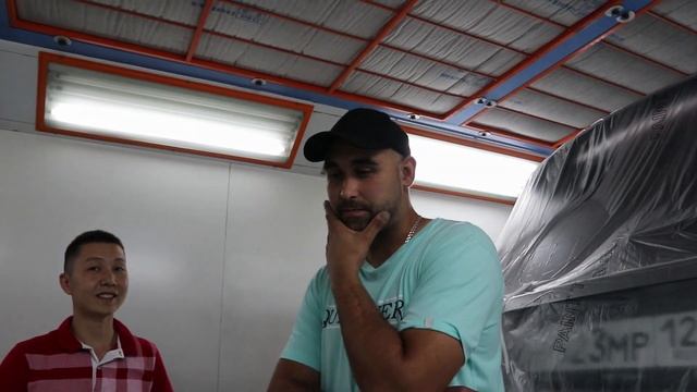 К нам пригнали Maserati, клеим пленку, и красим помаленьку Land Rover локально