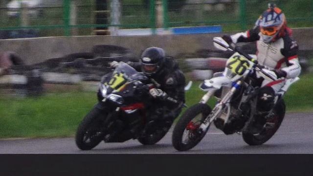 KEWS NC450 Supermoto trim in race смотреть онлайн
