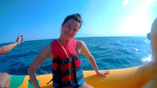 Прогулка на банане в Судаке | Елизавета в море смотреть онлайн