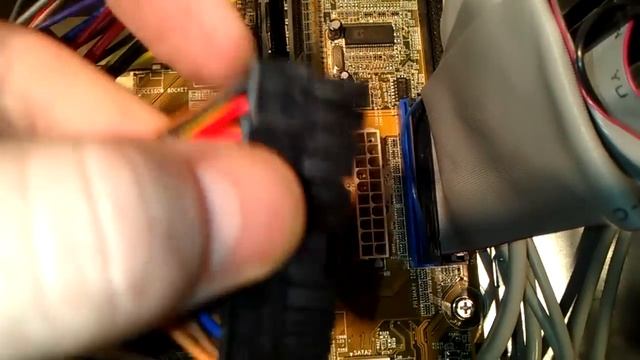 Convert 20+4 pin connector on a ATX power supply and plug it into computer motherboard 20pin 24pin смотреть онлайн