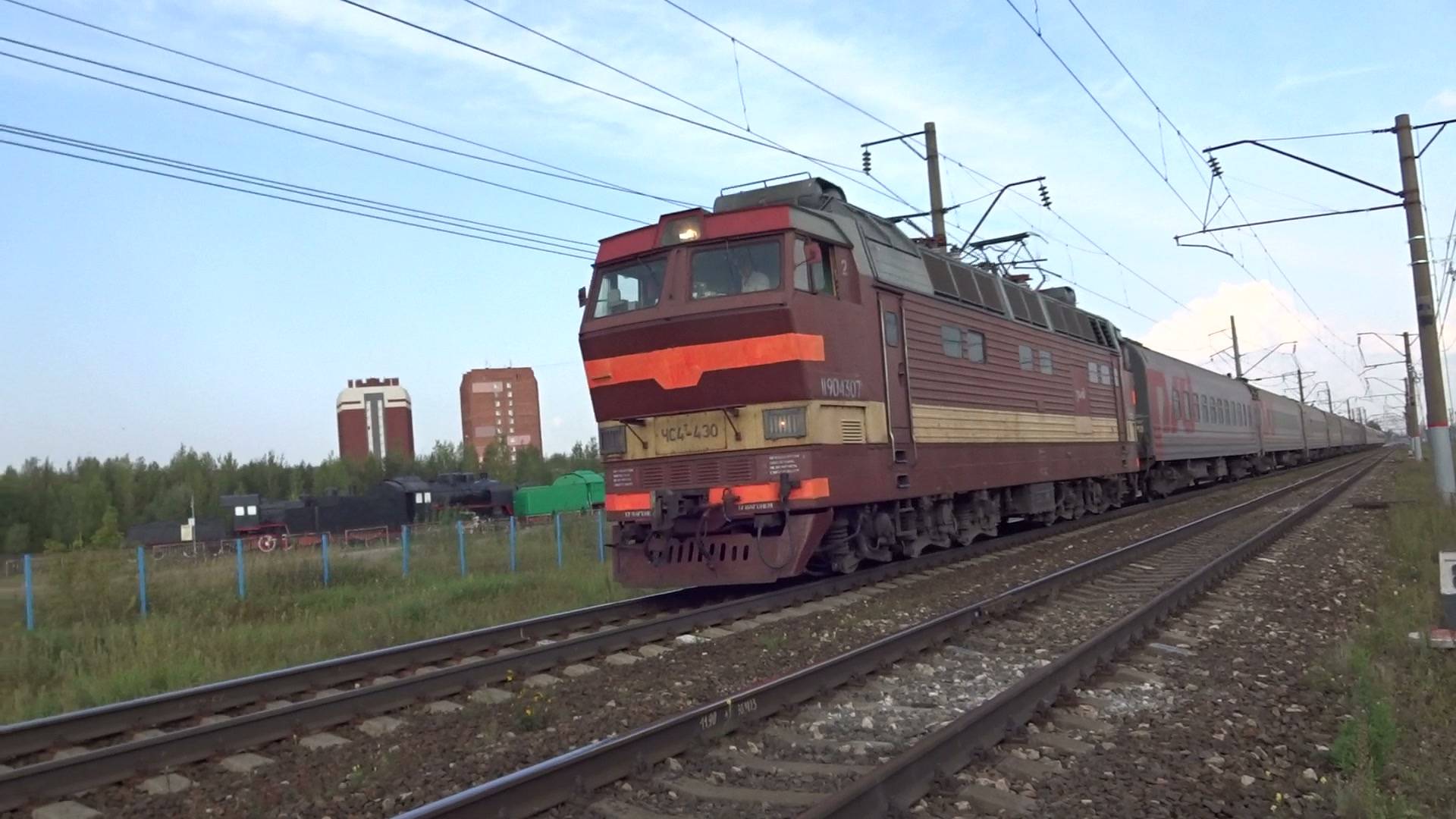 Электровоз ЧС4т-430 с пассажирским поездом следует по станции Нижний Новгород Сортировочный смотреть онлайн