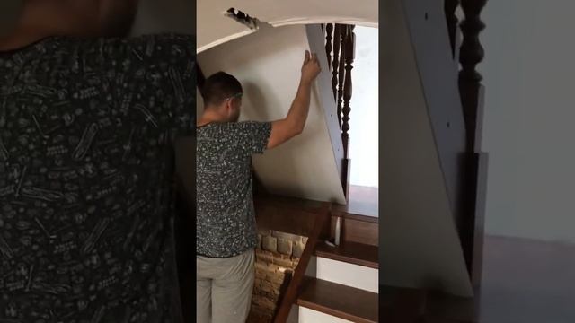 РАЗРУШАЕМ СТАРУЮ ЛЕСТНИЦУ И СТАВИМ НОВУЮ. #деревяннаялестница смотреть онлайн