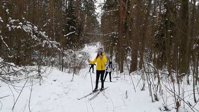Ветераны Аня и Настя на лыжах смотреть онлайн