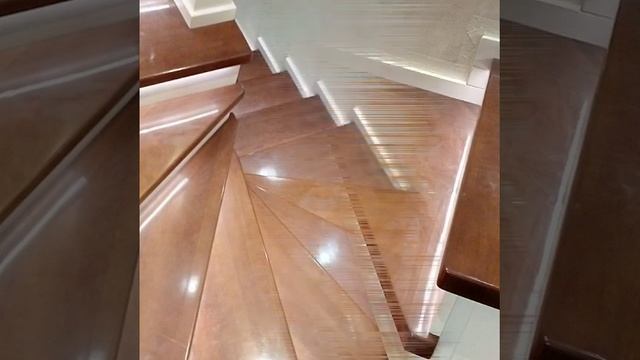 Лестница с забежными ступенями. Бук.