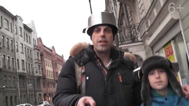 Попробуй сам по городу с кастрюлей на голове. Влог с Алексом для взрослых детей. смотреть онлайн