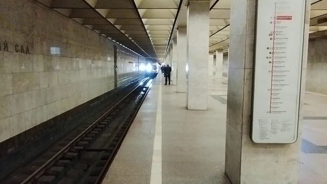 Прибытие поезда "81-765/766/767 на станцию "Ботанический сад" смотреть онлайн