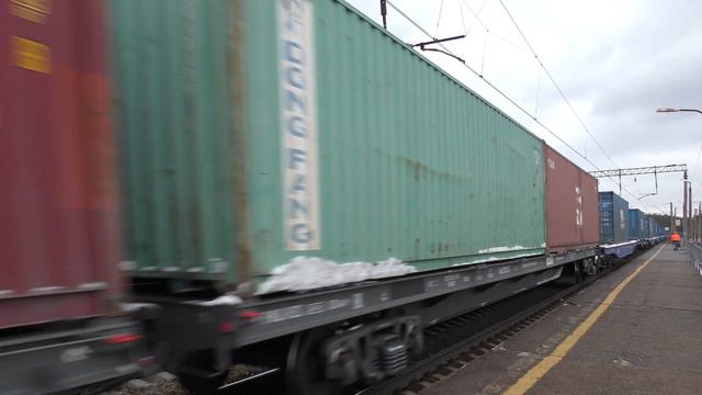 Электровоз 2ЭС5К-446 с грузовым поездом смотреть онлайн