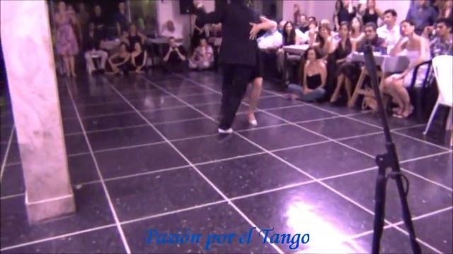 CORINA DE LA ROSA y JULIO BALMACEDA bailando la milonga NO HAY TIERRA COMO LA MIA en FLOREAL MILONG смотреть онлайн