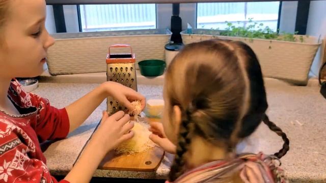 4Д Четыре девочки. Я готовлю. Салат из яблок, моркови, сыра и яиц. #яготовлю #салатизяблокморкови смотреть онлайн