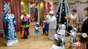 Новый год в детском саду. Танец с погремушками для малышей