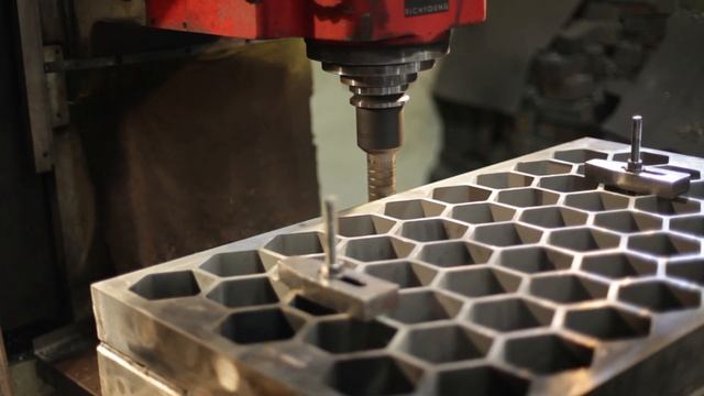 Работа импортного фрезерного станка на площадке ООО СпецМашКонструкция смотреть онлайн