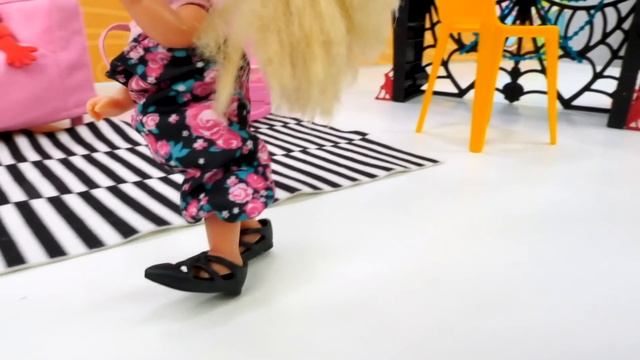 Мамина косметика - Куклы накрасились! Видео для детей с Барби смотреть онлайн