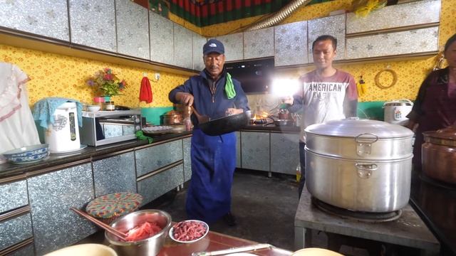 Huge Tibetan Food - 11 Traditional Dishes in Lhasa, Tibet! смотреть онлайн