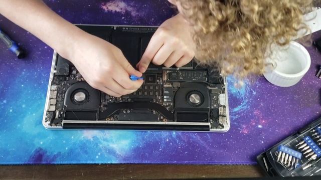 Battery Replacement for Late 2013 Macbook Pro - Tutorial смотреть онлайн
