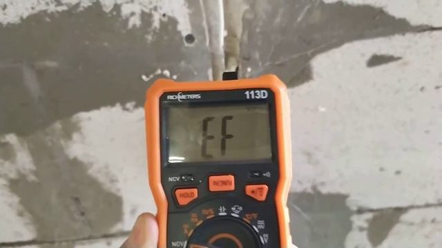 Мультиметр RICHMETERS RM113D как работает NCV поиск проводки в стене смотреть онлайн