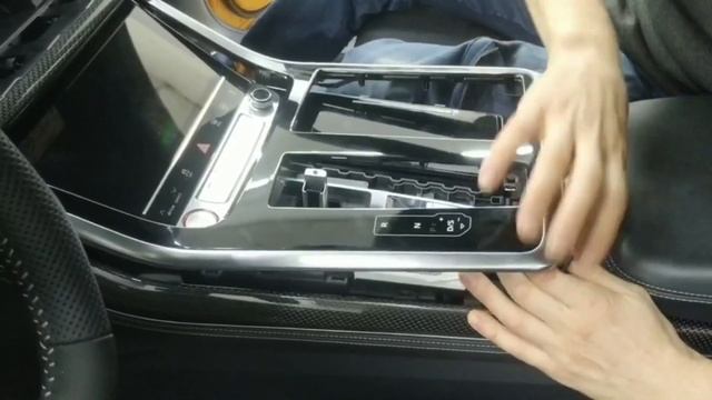 AUDI Q8 RS Установка декоративной накладки центральной консоли. смотреть онлайн