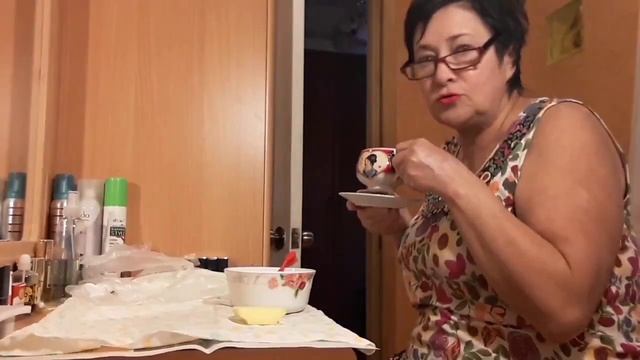 Крашу волосы, и рассказываю о себе ? любимой смотреть онлайн