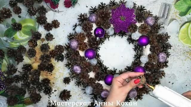 DIY?НОВОГОДНИЙ СВЕТЯЩИЙСЯ ВЕНОК НА ДВЕРЬ ИЗ ШИШЕК?Декор дома к Новому 2020 году?Мастер класс? смотреть онлайн