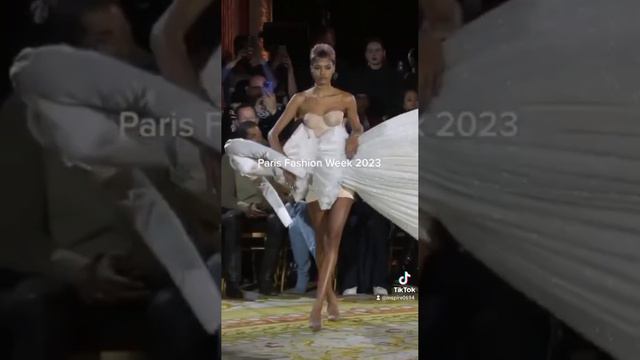 Остановите планету я выйду... А вы знали как правильно носить платья? смотреть онлайн