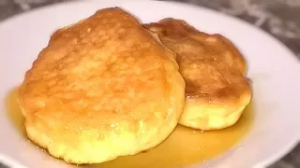 Оладьи на кефире с яблоками. Яблочные оладушки. Вкусные и нежные.