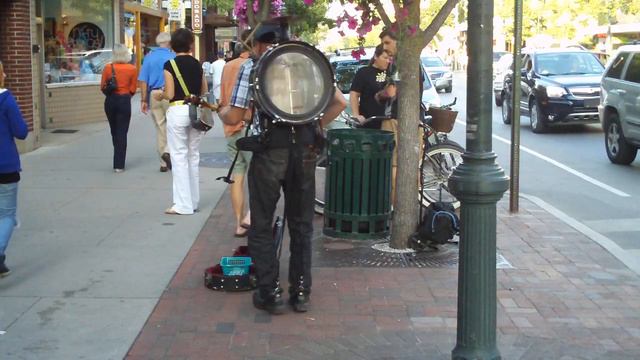 June Apple~ MrJoJangles, clawhammer banjo~Traverse City Film Festival 2009 street performer смотреть онлайн