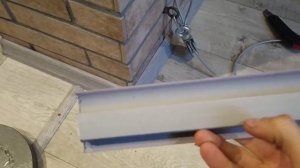 Как приклеить плинтус на силикон на жидкие обои