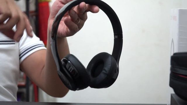 Mở hộp Tai nghe Beats Solo 3 Wireless màu Jet Black của Apple смотреть онлайн