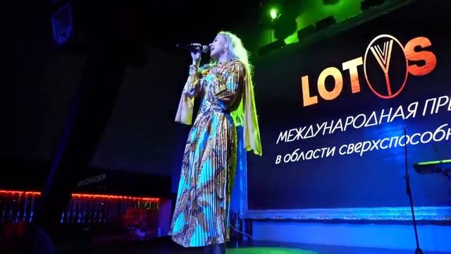 Сара Окс на премии Лотос смотреть онлайн