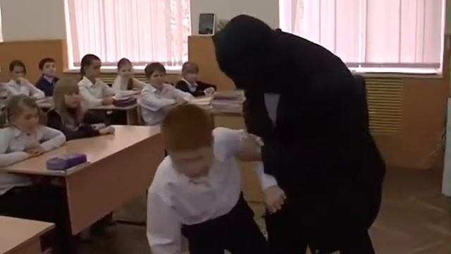 4 Уроки с экспертом по безопасности Урок 2 «Правила поведения при захвате в заложники» смотреть онлайн