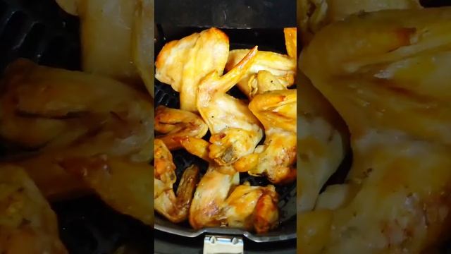 Готовим куриные крылышки в фритюрнице BioloMix Cooking chicken wings in a fryer смотреть онлайн