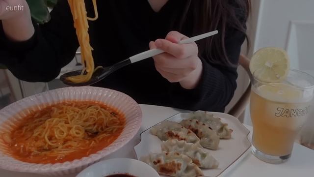 ENG)vlog 홈베이킹으로 황치즈머핀 굽고 야식으로 자담치킨 맵슐랭 먹는 자취일상|우유튀김,대패두루치기,버섯덮밥,삼겹살덮밥,사천짜장,참치마요주먹밥+불닭볶음면,계란국,샌드위치,만 смотреть онлайн