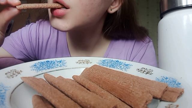 Сладкий мукбанг/ Трубочки хрустящие с какао и сгущённым ?молоком?