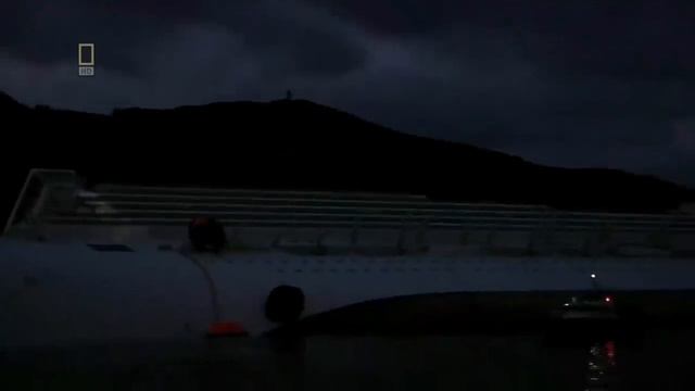 Капитан просто сбежал, бросив пассажиров на тонущем лайнере.Коста Конкордия как это было! смотреть онлайн