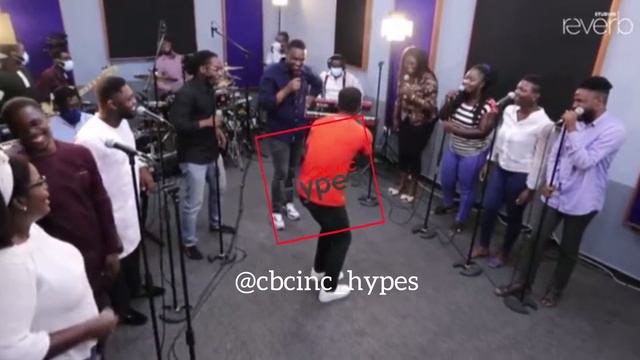Joe Mettle tosses the mic to Shadrack Kwesi Mensah to do some praise chops skatting смотреть онлайн