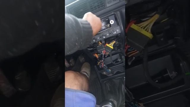 como desarmar el panel central del ford fiesta 95 español смотреть онлайн