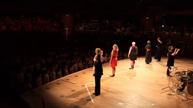 Школьники Германии поют 