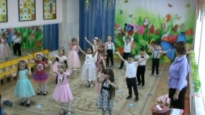 Танец "Разноцветная игра" танцуют дети средней группы на празднике 8 Марта