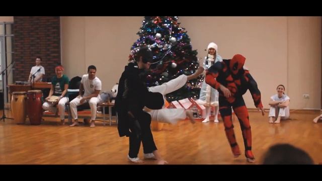 CAPOEIRA COM PAPAI NOEL 2018/CORDAO DE OURO/SPBCAPOEIRA смотреть онлайн