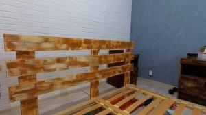 Деревянная двухспальная кровать LOFT.  Покраска мебели своими руками