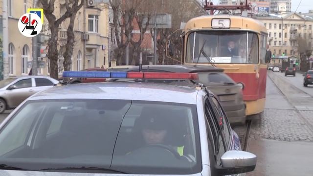 2 пятёрки: трамвай №5 пронзил ВАЗ-2105 смотреть онлайн