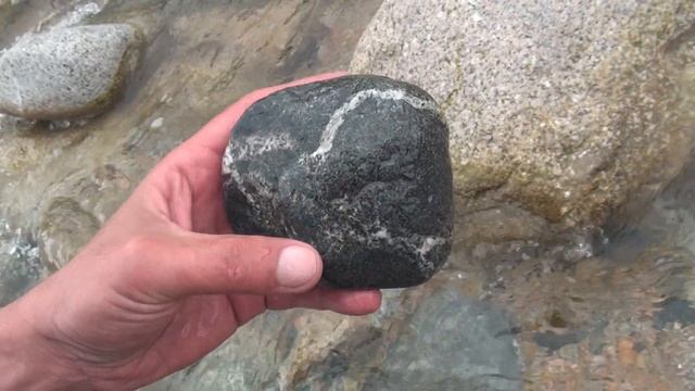 Непонятные розовые вкрапления в белом камне смотреть онлайн