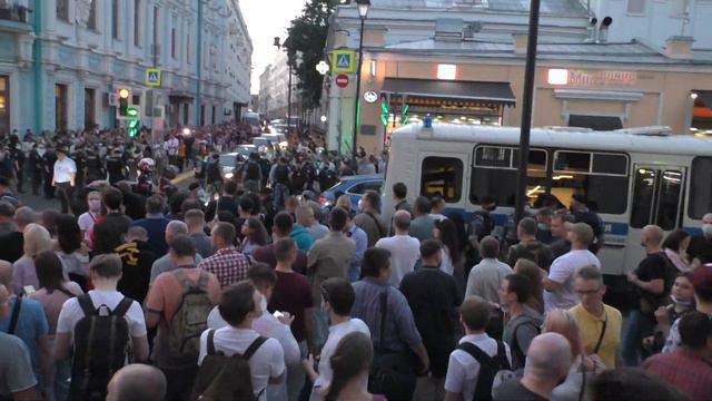 Посольство Беларуси в Москве. Многие не успели отдать совой голос 09.08.2020 смотреть онлайн