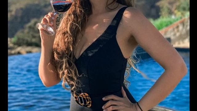 «Соблазнительная Афродита»: Анфиса Чехова снялась на пляже в Омане смотреть онлайн