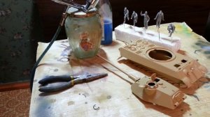 Нанесение камо на Королевский тигр и танкисты  в сборке.