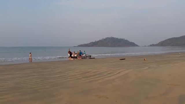 Спуск лодки на воду (пляж Палолем Гоа) смотреть онлайн